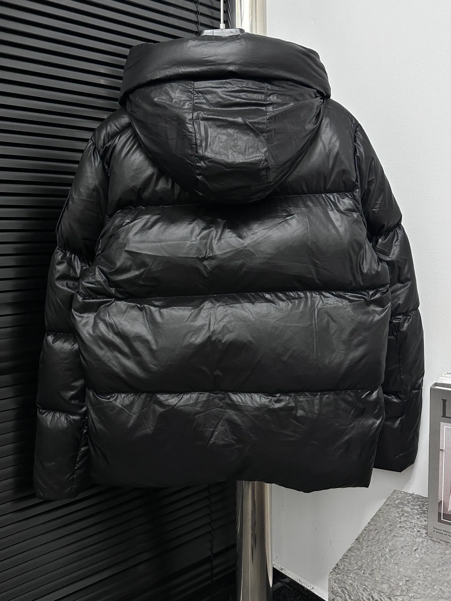 P780 [𝘾𝘼𝙉𝘼𝘿𝘼 𝙂𝙊𝙊𝙎𝙀] Canada Goose's limited new Crofton puff down jacket, top version, ceiling level Crofton soft loaf, 2024 latest style, cold protection effect up to level 4, using recycled Feather-Light tear-resistant fabric, ultra-light, no weight on the upper body at all! The unique black label highlights your temperament‼ ️ Canada Goose, a Canadian brand, has always been recognized as the warmest down jacket. Various Instagram celebrities, Internet celebrities, and celebrities often wear it for street photos. I make Canada Goose every year, but I still can't get rid of my love for it. No matter how cold the days are, there is no need to be afraid, because there is! Filled with 90% white duck down, it is the legendary warmest down jacket and is known as a must-have for Arctic outdoor sports! The most popular down jacket in the world, celebrities are rushing to buy it, it is a must-have!  Size: S~XXL